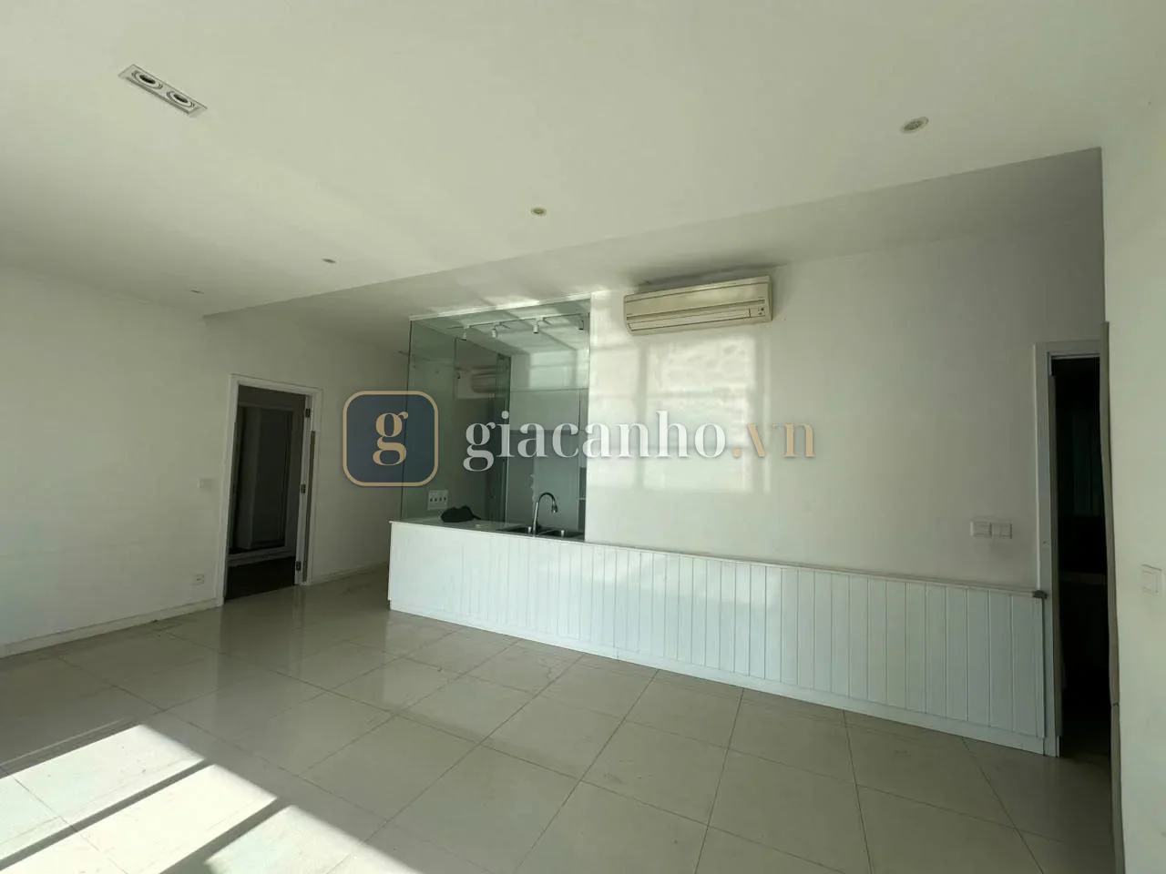 4BR · 180 m², basic furniture